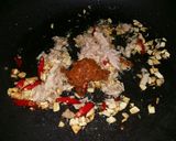 Foto langkah ke 5 dari resep Nasi Goreng Saus Hot Tuna.