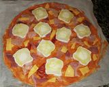 Une image de l'étape 1 de Pizza chèvre, cheddar et jambon au miel.