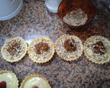 Foto del paso 5 de la receta: Tarteletas de crema pastelera, dulce de leche, almendras, coco y chocolate