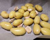 A picture of step 1 of Roasted garlic potatoes.