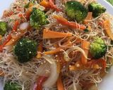 Foto del paso 7 de la receta: Wok de Verduras con Fideos de arroz y salmón