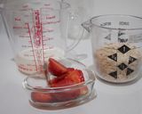 Foto langkah ke 1 dari resep Strawberry Overnight Oat’s.
