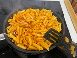 Macarrones con tomate y carne picada