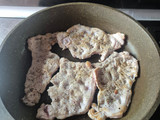 Chuletas de cerdo con salsa de champiñones y crujiente de bacon