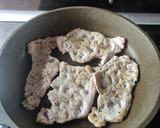 Foto del paso 4 de la receta: Chuletas de cerdo con salsa de champiñones y crujiente de bacon