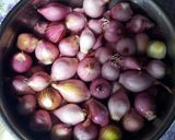 Foto del paso 2 de la receta Cebollitas morunas en vinagre con toques aromáticos
