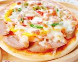 Hình bước làm 4 của món Bánh pizza mực,xúc xích,tôm,ớt chuông và hành tây