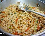 A picture of step 3 of Egg Hakka Noodles.