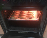 Foto del paso 8 de la receta: Empanadillas de merluza, gambas, palitos de cangrejo y huevo duro al horno con ensalada