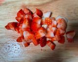 รูปขั้นตอนการทำที่ 1 ของ นมสตรอว์เบอร์รี 🥛🍓