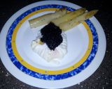 Foto del paso 3 de la receta: Huevo poché con caviar y espárragos