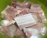 Foto del paso 2 de la receta: Costillas de cerdo con papas, piñas y mojo de cilantro