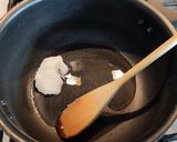 Virslis-tarhonyás egytálétel 🥘 recept fázis 2 fotója