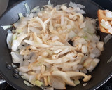 Foto del paso 1 de la receta: Calamares encebollados con setas shimeji