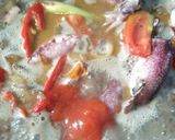 Foto langkah ke 3 dari resep Cumi basah kuah asam tomat.