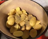 Une image de l'étape 3 de Pommes de terre rattes en cocotte au bouillon de bœuf.