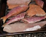 Foto del paso 1 de la receta: Bifes de salmón y trilla (salmonete) al horno