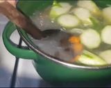 Foto langkah ke 5 dari resep Sayur Bening Oyong & Jamur Kuping.
