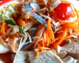 รูปขั้นตอนการทำที่ 5 ของ ตำส้มตำกุ้งสดกับหนึ่งในพริกที่เผ็ดที่สุดในโลก