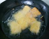 A picture of step 4 of Paneer pakoda with green chutney.