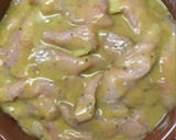 Foto del paso 6 de la receta: Pechugas a la miel y mostaza con cebolla caramelizada 🍗