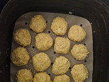 Polpette di ceci e ricotta con salsa allo yogurt