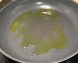 Foto del paso 1 de la receta: Lasaña cremosa de salchichas frescas deconstruidas