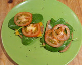 Foto del paso 3 de la receta: Tostada de tomate y espinacas