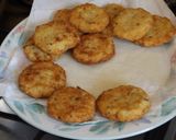 Foto del paso 3 de la receta: Tortitas de coliflor con cebollino, lima y queso Pecorino