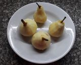 Foto del paso 1 de la receta: Peras al vino tinto