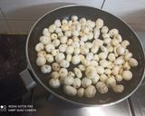 A picture of step 4 of Shahi khoya makhane.