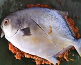 Gambar langkah 8 resipi Pais Ikan Bawal Emas.