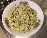 Une image de l'étape 9 de Salade de crabe au céleri, courgette, oignon rouge et olives noires.