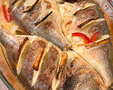 Foto del paso 5 de la receta: Dorada al horno con papas negras