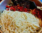 Φωτογραφία βήματος 13 της συνταγής Yaki Udon Stir Fry με λαχανικά και μπέικον C&G