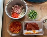 รูปขั้นตอนการทำที่ 1 ของ หมูผัดกิมจิ