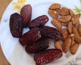 A picture of step 1 of Date-Almond Smoothie.