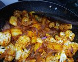 A picture of step 6 of Gobhi aloo curry.