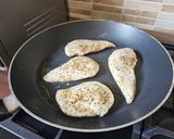 Paradicsomos- mozzarellás csirkemell 🍅🧀 recept fázis 2 fotója
