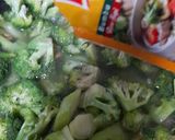 Foto langkah ke 3 dari resep Tumis Brokoli Bawang Putih.