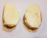 Foto del paso 2 de la receta: Montaditos de queso fundido y aguacate