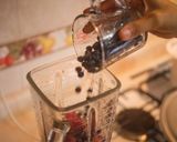 Foto del paso 1 de la receta: Agua Fresca de Fresas y Arándanos