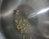 รูปขั้นตอนการทำที่ 2 ของ คั่วกลิ้งหมูชิ้นใส่เห็ด