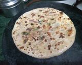 A picture of step 4 of Pyaz parantha.