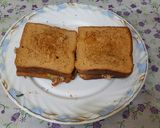 A picture of step 6 of Schezwan chutney brown Bread 🍞 tomato 🍅 onion omellete.