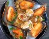 Foto del paso 3 de la receta: Cazuelita de almejas y mejillones a la marinera