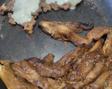 Foto del paso 9 de la receta: Sándwich🥐de berenjena🍆bbq, carne🧅, queso🧀y cebollas grillé🥯🥩🧀