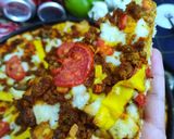 عکس مرحله 1 از دستور پیتزا با تاپینگ گوشت و سوسیس با خمیر فوری ۱۰ دقیقه ای solmaz