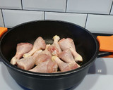 Foto del paso 2 de la receta: Muslos domingueros borrachos
