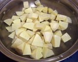Hình bước làm 2 của món Canh bò viên nấu khoai môn